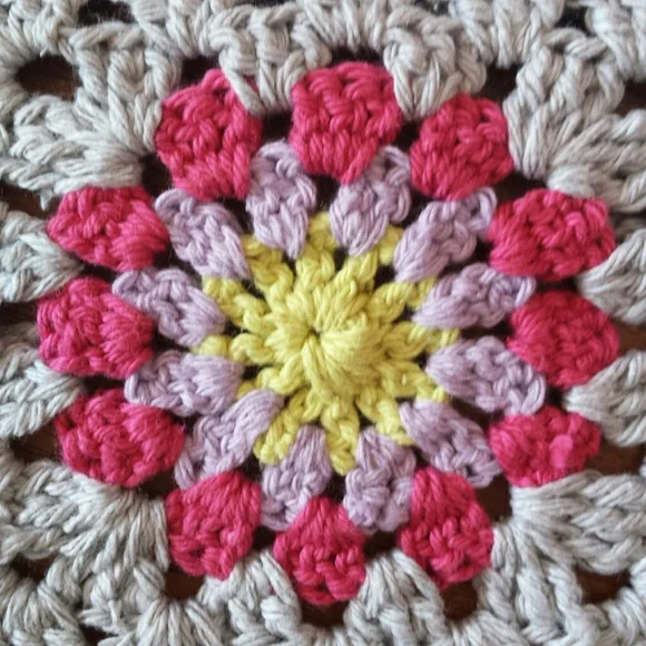 NWT Hand Crafted Womens Crochet Gray Floral Granny Square Cropped Halter Top XS - Picture 3 of 4